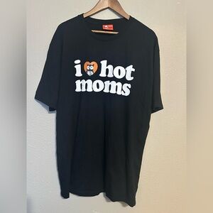 Hooters “I Love Hot Moms” T-Shirt Men’s Size XL Black/Orange